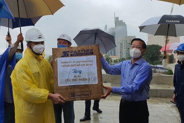 Ông Phan Văn Mãi, Chủ tịch UBND TP.HCM tặng quà cho đơn vị thi công. (Ảnh: Lê Toàn) Ông Phan Văn Mãi, Chủ tịch UBND TP.HCM tặng quà cho đơn vị thi công. (Ảnh: Lê Toàn)