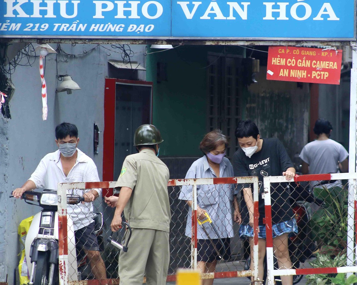 Một số con hẻm nhỏ ở TP.HCM bắt đầu được tháo dỡ. Một số con hẻm nhỏ ở TP.HCM bắt đầu được tháo dỡ.