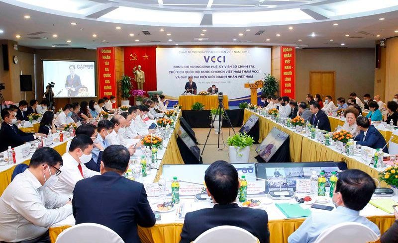 Hơn 400 doanh nhân, đại diện cho khoảng 800.000 doanh nghiệp đã tham gia cuộc làm việc với Chủ tịch Quốc hội Vương Đình Huệ Hơn 400 doanh nhân, đại diện cho khoảng 800.000 doanh nghiệp đã tham gia cuộc làm việc với Chủ tịch Quốc hội Vương Đình Huệ