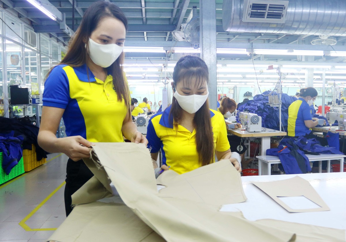 Bà Hoàng Thị Ngọc Anh(trái) giám đốc điều hành Dony trao đổi kỹ thuật với các công nhân trong những ngày đầu trở lại sản xuất.