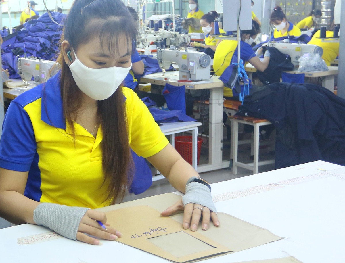 Công nhân Nguyễn Thị Thúy Liễu, 25 tuổi quê tại An Giang cho biết, đã gắn bó với Dony được 3 năm. Thu nhập tại đây ổn định và có nhiều cơ hội học hỏi để nâng cao tay nghề. Sau vài tháng nghỉ vì dịch. Liễu và các công nhân khác ở miền tây quyết định bám trụ để trở lại làm việc.