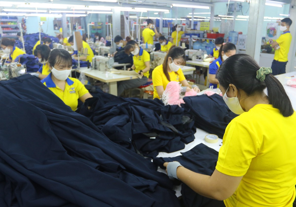 Công nhân Trần Văn Hậu, 26 tuổi cho biết, cũng đã gắn bó với Dony được 3 năm được công ty bố trí chỗ ăn ở. Khi dịch covid xảy ra, cũng được công ty chăm lo về đời sống và được tiêm vắc-xin đầy đủ.