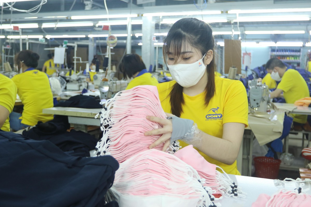 Công nhân Nguyễn Ngọc Anh đang sản xuất khẩu trang.