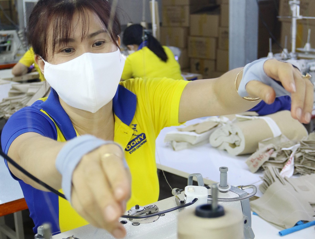 Được trở lại làm việc với các đơn hàng tới tấp, khiến ban lãnh đạo và công nhân Dony thêm yêu cuộc sống và trân trọng cơ hội làm việc.