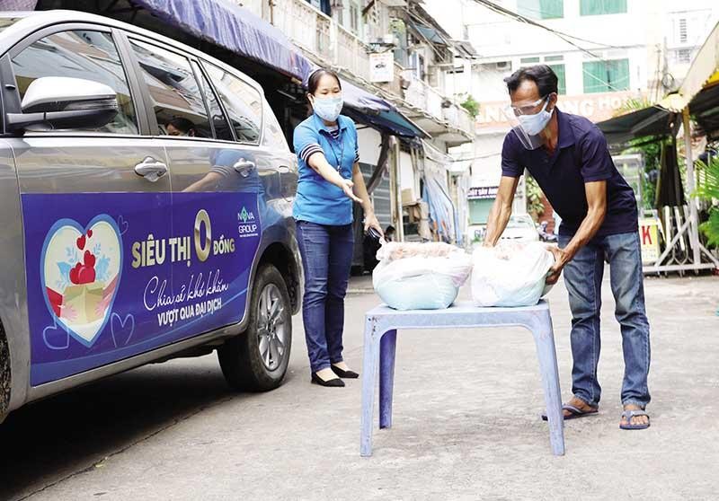 Các doanh nghiệp, doanh nhân luôn tích cực đóng góp cho cộng đồng. Trong ảnh: Novaland hỗ trợ bà con nghèo qua các siêu thị 0 đồng. Ảnh: L.T Các doanh nghiệp, doanh nhân luôn tích cực đóng góp cho cộng đồng. Trong ảnh: Novaland hỗ trợ bà con nghèo qua các siêu thị 0 đồng. Ảnh: L.T