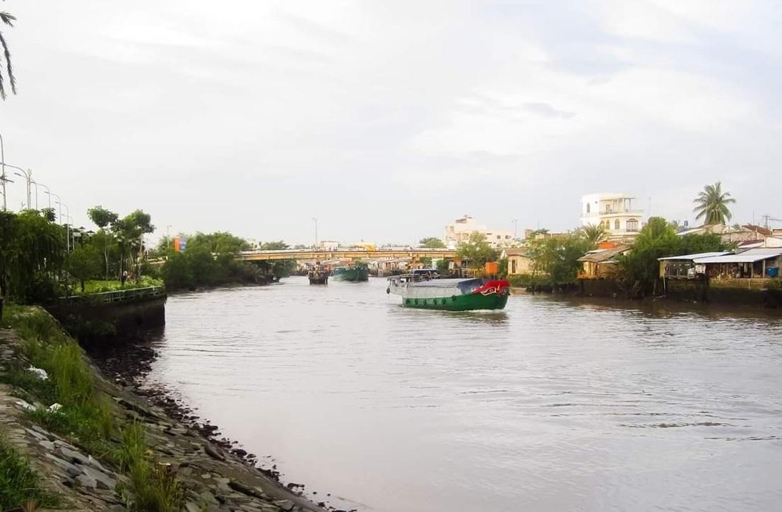 Cầu Mỏ Cày qua kênh Mỏ Cày - Bến Tre. Cầu Mỏ Cày qua kênh Mỏ Cày - Bến Tre.