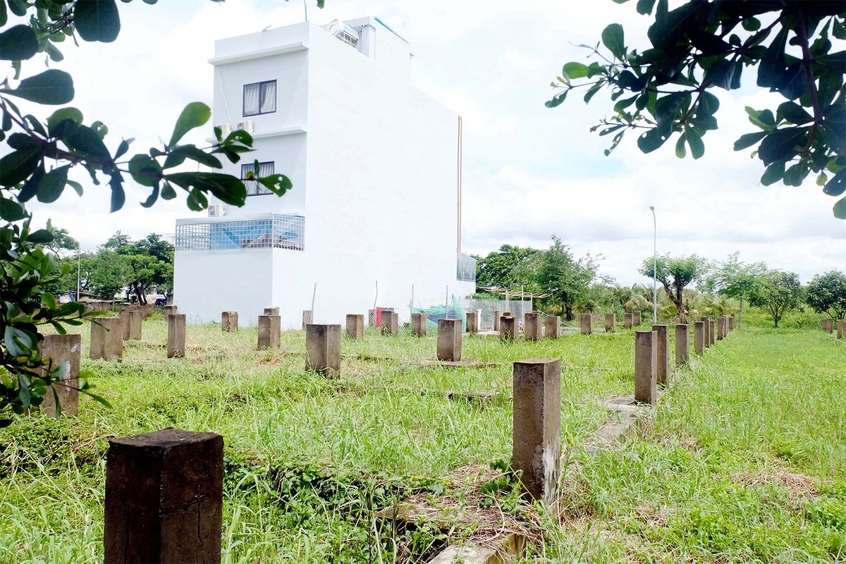 Những móng cọc và công trình xây dựng sai phép bên trong dự án Nhơn Đức. Ảnh: Vũ Nhi Những móng cọc và công trình xây dựng sai phép bên trong dự án Nhơn Đức. Ảnh: Vũ Nhi