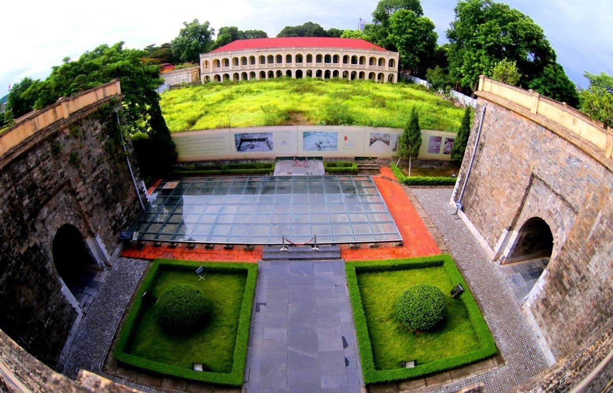 Trưng bày hố khai quật khảo cổ sau Đoan Môn và không gian dãy nhà Cục Tác Chiến trong Khu trung tâm Hoàng thành Thăng Long - Hà Nội. Trưng bày hố khai quật khảo cổ sau Đoan Môn và không gian dãy nhà Cục Tác Chiến trong Khu trung tâm Hoàng thành Thăng Long - Hà Nội.