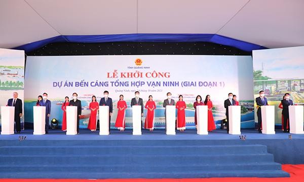 Dự kiến Cảng Vạn Ninh giai đoạn 1 sẽ hoàn thành thi công xây dựng và đưa vào khai thác cảng trong quý IV/2024. Dự kiến Cảng Vạn Ninh giai đoạn 1 sẽ hoàn thành thi công xây dựng và đưa vào khai thác cảng trong quý IV/2024.