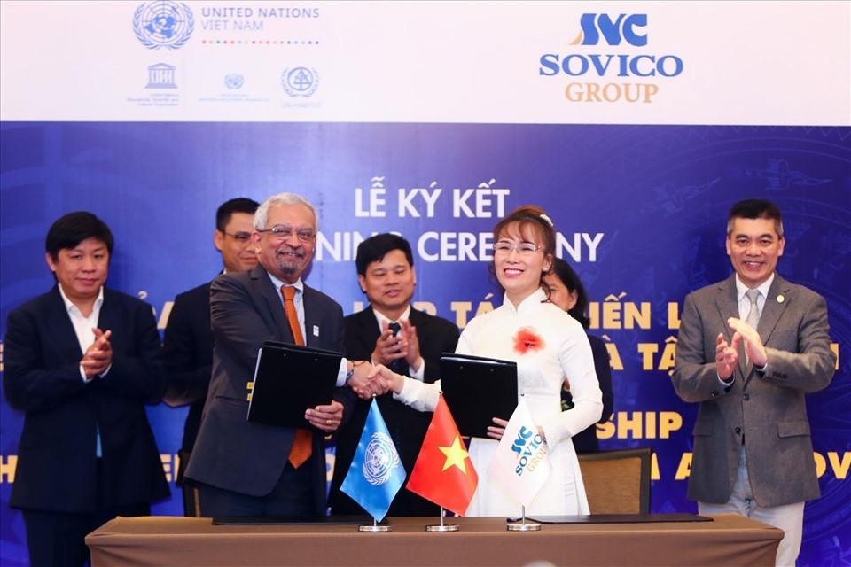 Ông Kamal Malhotra, Điều phối viên thường trú Liên Hợp Quốc tại Việt Nam và Chủ tịch kiêm Tông Giám đốc Tập đoàn Sovico Nguyễn Thị Phương Thảo ký kết Biên bản ghi nhớ. Ông Kamal Malhotra, Điều phối viên thường trú Liên Hợp Quốc tại Việt Nam và Chủ tịch kiêm Tông Giám đốc Tập đoàn Sovico Nguyễn Thị Phương Thảo ký kết Biên bản ghi nhớ.