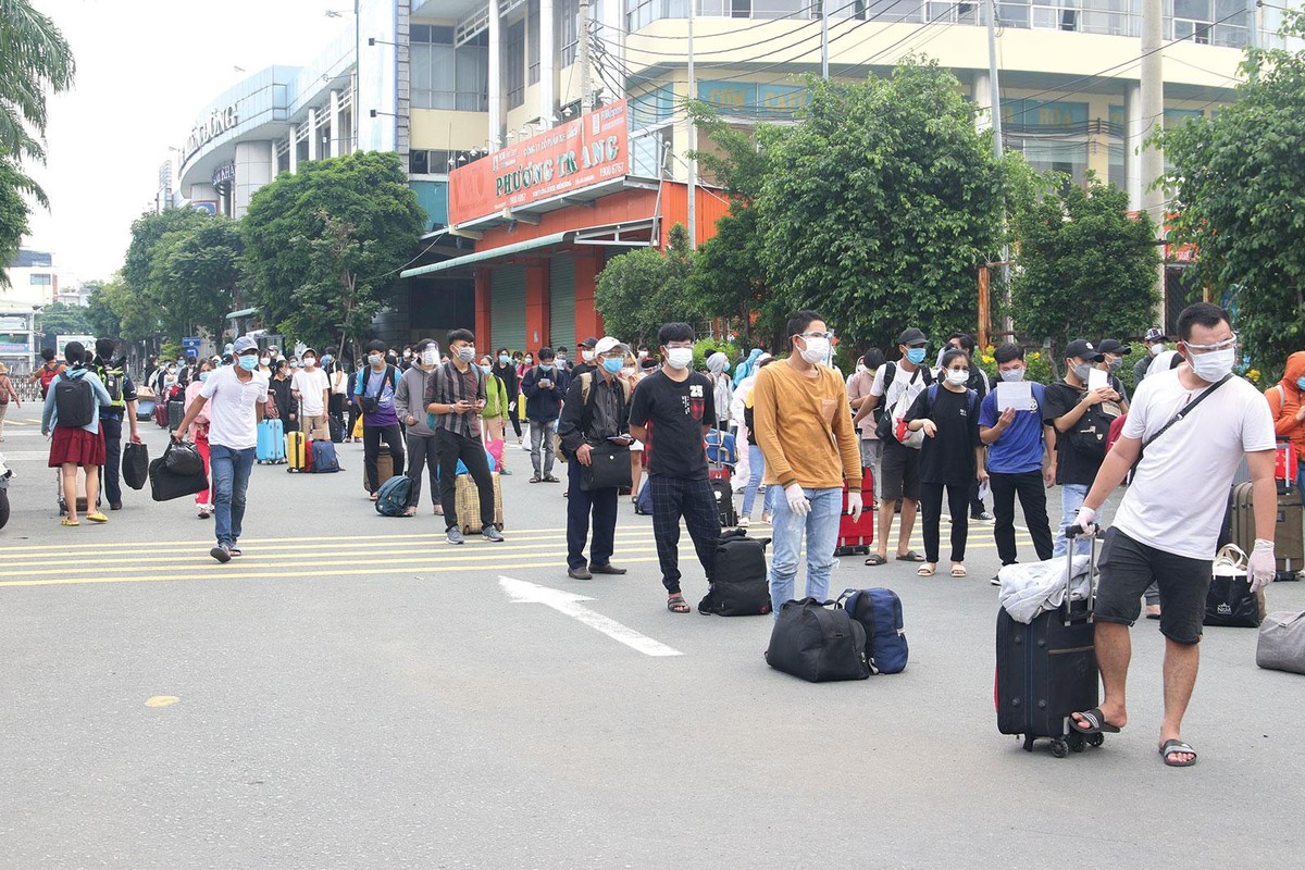 Dòng người lao động trở về quê từ phía Nam vẫn chưa dừng lại. Ảnh: Lê Toàn Dòng người lao động trở về quê từ phía Nam vẫn chưa dừng lại. Ảnh: Lê Toàn