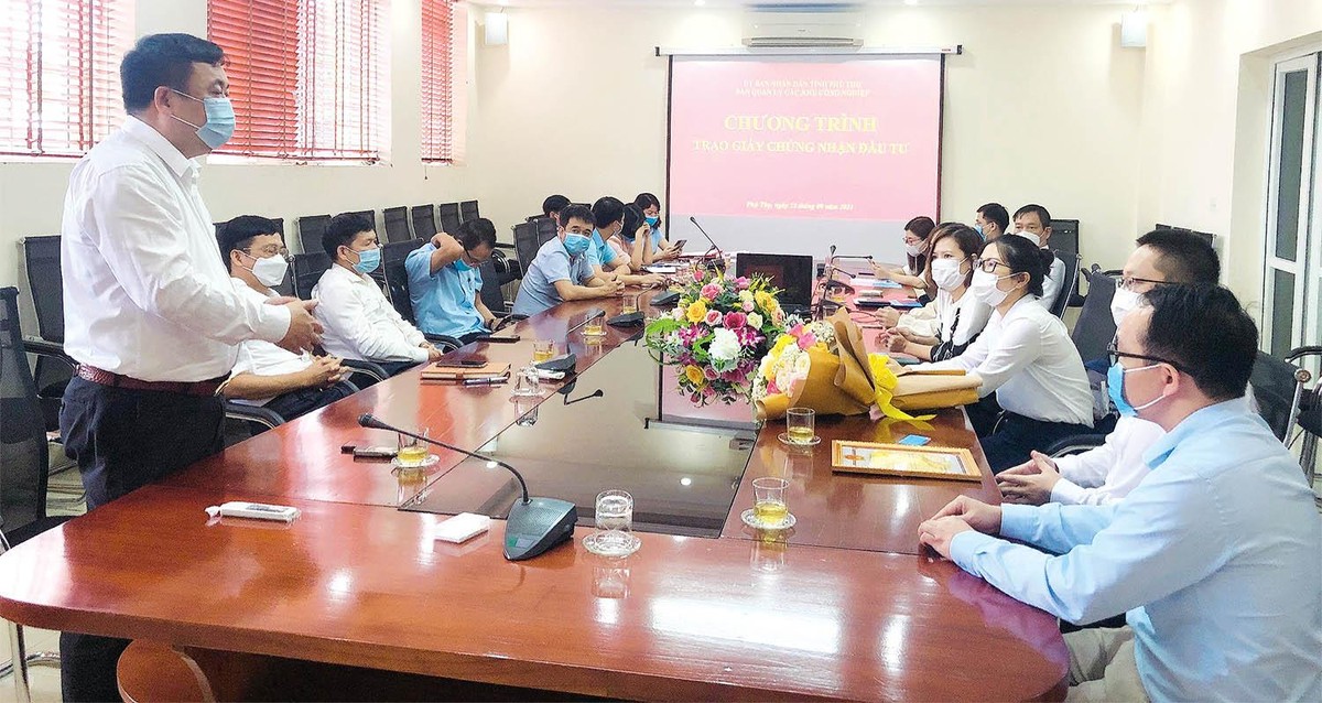 Phú Thọ đã được nhiều doanh nghiệp lựa chọn là điểm đến. Trong ảnh: Ban Quản lý các KCN Phú Thọ trao giấy chứng nhận đầu tư cho Công ty BYD Electronic