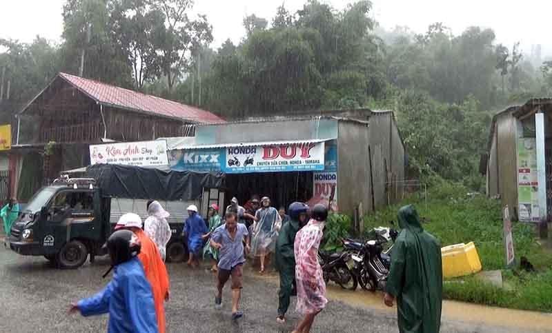 Cảnh chạy thoát khỏi vụ sạt lở 6 nhà dân diễn ra ngày 24/10/2021 tại xã Trà Mai, huyện Nam Trà My, Quảng Nam.