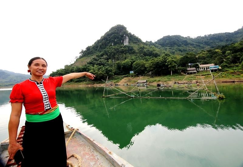 Điểm du lịch cộng đồng Đá Bia thuộc xóm Đức Phong, xã Tiền Phong, huyện Đà Bắc, là điểm đến lý tưởng để du khách hòa vào cuộc sống của người dân vùng cao nói chung và người Mường Ao Tá nói riêng.