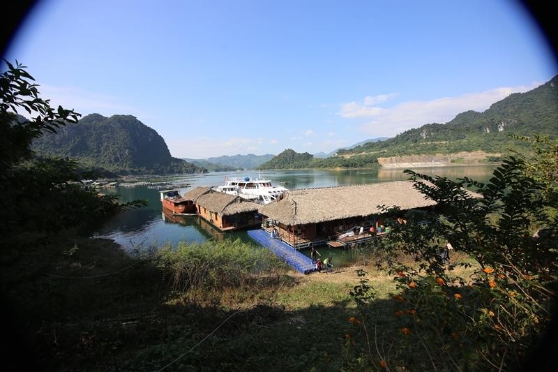 Điểm du lịch cộng đồng Bản Ngòi, xã Suối Hoa, huyện Tân Lạc cũng là nơi có cảnh quan nguyên sơ, rừng núi bạt ngàn, trang trại rộng lớn của người dân, nhiều hanh động thác nước tự nhiên và không khí trong lành.