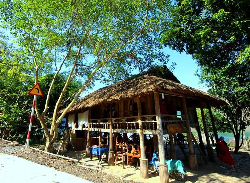 Tại Bản Ngòi, du khách sẽ được tìm hiểu văn hóa của người Mường trong những nếp nhà sàn với những phong tục tập quán cổ xưa vẫn được lưu giữ; tham gia chèo thuyền, câu cá, đánh bắt thủy, hải sản tại hồ Hòa Bình và thăm động hoa tiên hoặc tham gia các hoạt động vui chơi giải trí dưới nước.