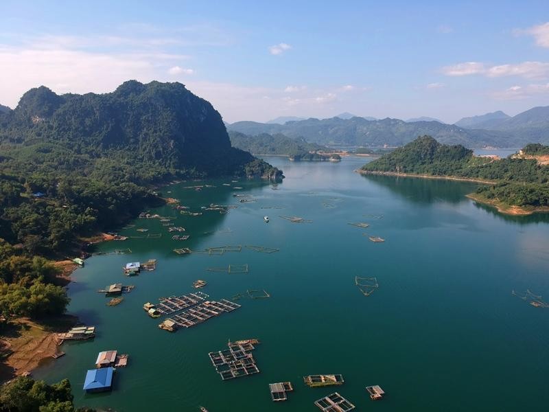 Theo Sở Văn hóa, Thể thao và Du lịch tỉnh Hòa Bình, được hình thành từ việc đắp đập ngăn sông chinh phục thiên nhiên, hồ Hòa Bình có diện tích mặt nước khoảng 9.000 ha, dung tích khoảng 9,45 tỷ mét khối, trải dài trên 200 km từ Hòa Bình tới Sơn La.