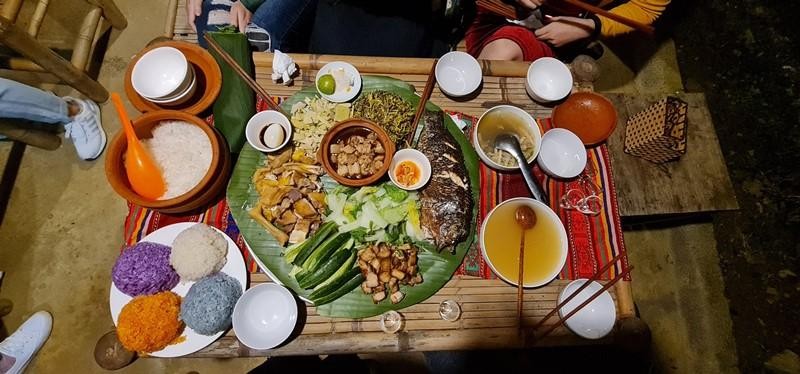 Vào buổi tối, du khách được thưởng thức ẩm thực tươi ngon, đặc sắc, thưởng thức rượu cần, rượu nếp cái hoa vàng, hòa mình với những vũ điệu sôi động của các chàng trai, cô gái Mường hoặc Dao vô cùng mê hoặc.