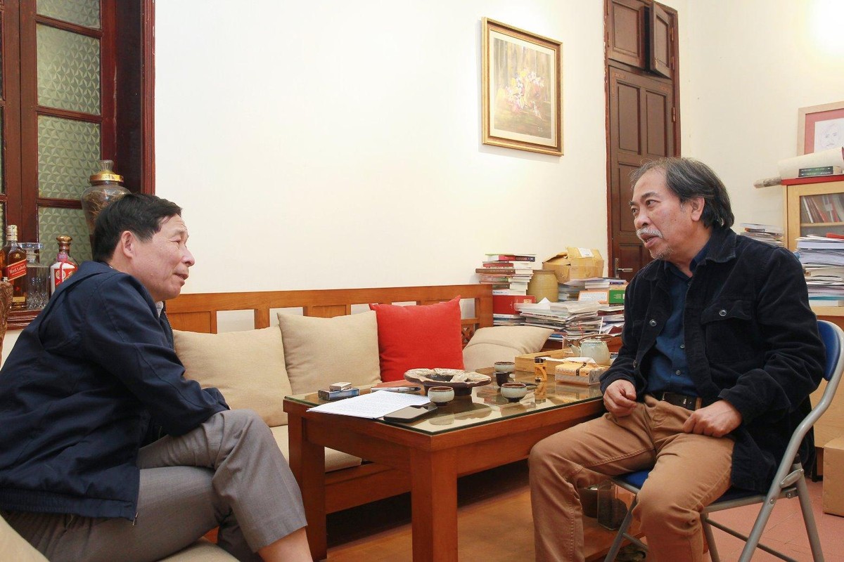 Nhà văn Nguyễn Quang Thiều trò chuyện với nhà báo Ngọc Doanh, báo Đầu tư. Nhà văn Nguyễn Quang Thiều trò chuyện với nhà báo Ngọc Doanh, báo Đầu tư.