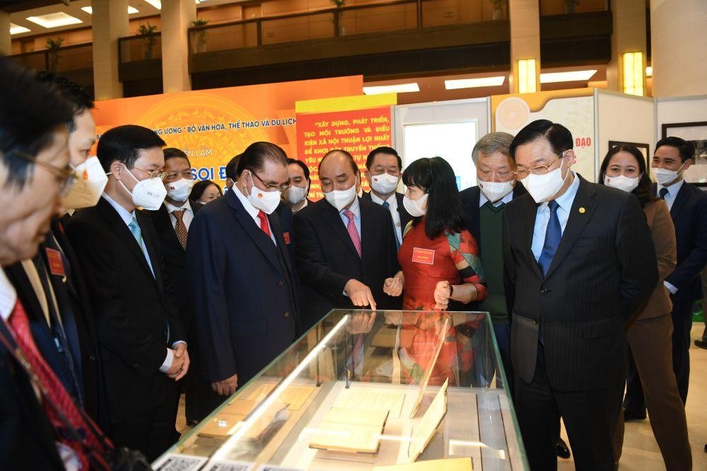 Các đại biểu dự Hội nghị tham quan Triển lãm Văn hóa soi đường cho quốc dân đi