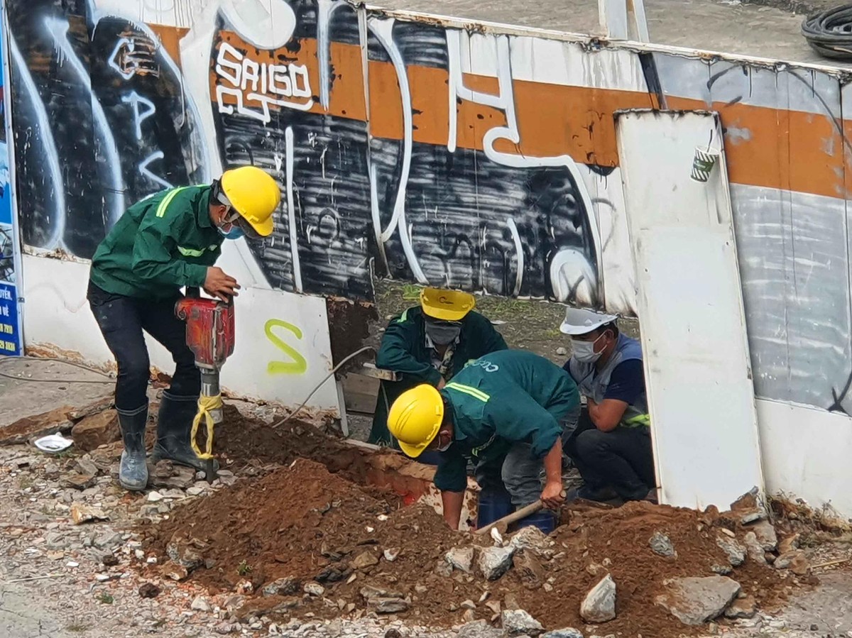 Đến sáng 25/11/2021, nhiều công nhân làm việc tại công trường dự án này Đến sáng 25/11/2021, nhiều công nhân làm việc tại công trường dự án này