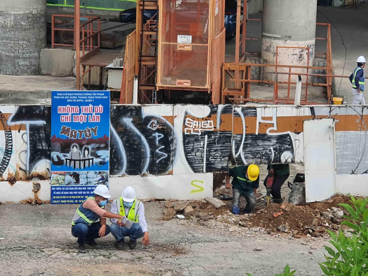 Các kỹ sư đang trao đổi bên ngoài công trình. Các kỹ sư đang trao đổi bên ngoài công trình.