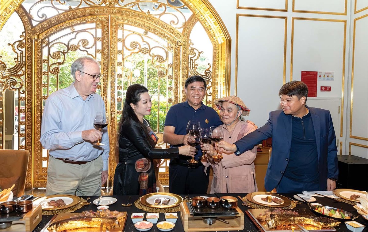 “Du khách sẽ được ở khách sạn dát vàng sang trọng nhất, món ăn ngon nhất và giá rẻ nhất", ông Nguyễn Hữu Đường chia sẻ tại buổi trải nghiệm ở Khách sạn Hà Nội Golden Lake “Du khách sẽ được ở khách sạn dát vàng sang trọng nhất, món ăn ngon nhất và giá rẻ nhất", ông Nguyễn Hữu Đường chia sẻ tại buổi trải nghiệm ở Khách sạn Hà Nội Golden Lake