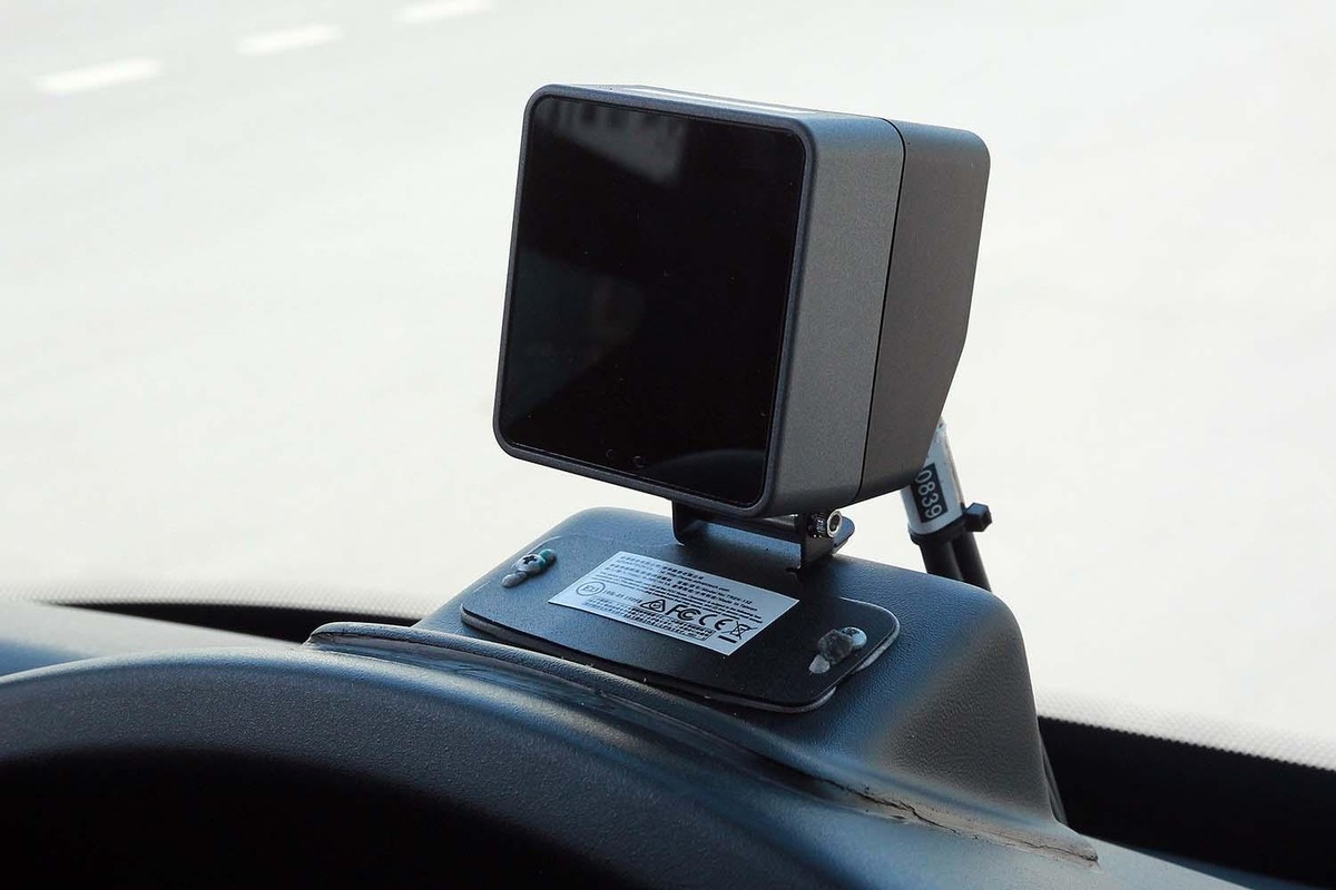 Hệ thống tự động kiểm soát hành vi của lái xe, cảnh báo những nguy cơ gây mất an toàn. Giả sử phát hiện lái xe buồn ngủ, hệ thống sẽ báo về trung tâm và trung tâm điều hành sẽ kịp thời xử lý nhằm cảnh báo cho lái xe