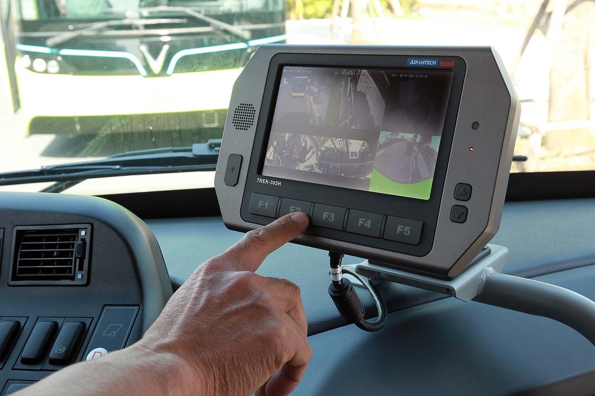 Màn hình điện tử thông minh hỗ trợ lái xe từ thông báo định vị, tuyến đường đến camera quan sát toàn bộ phía trong, phía ngoài xe và hành khách trên xe