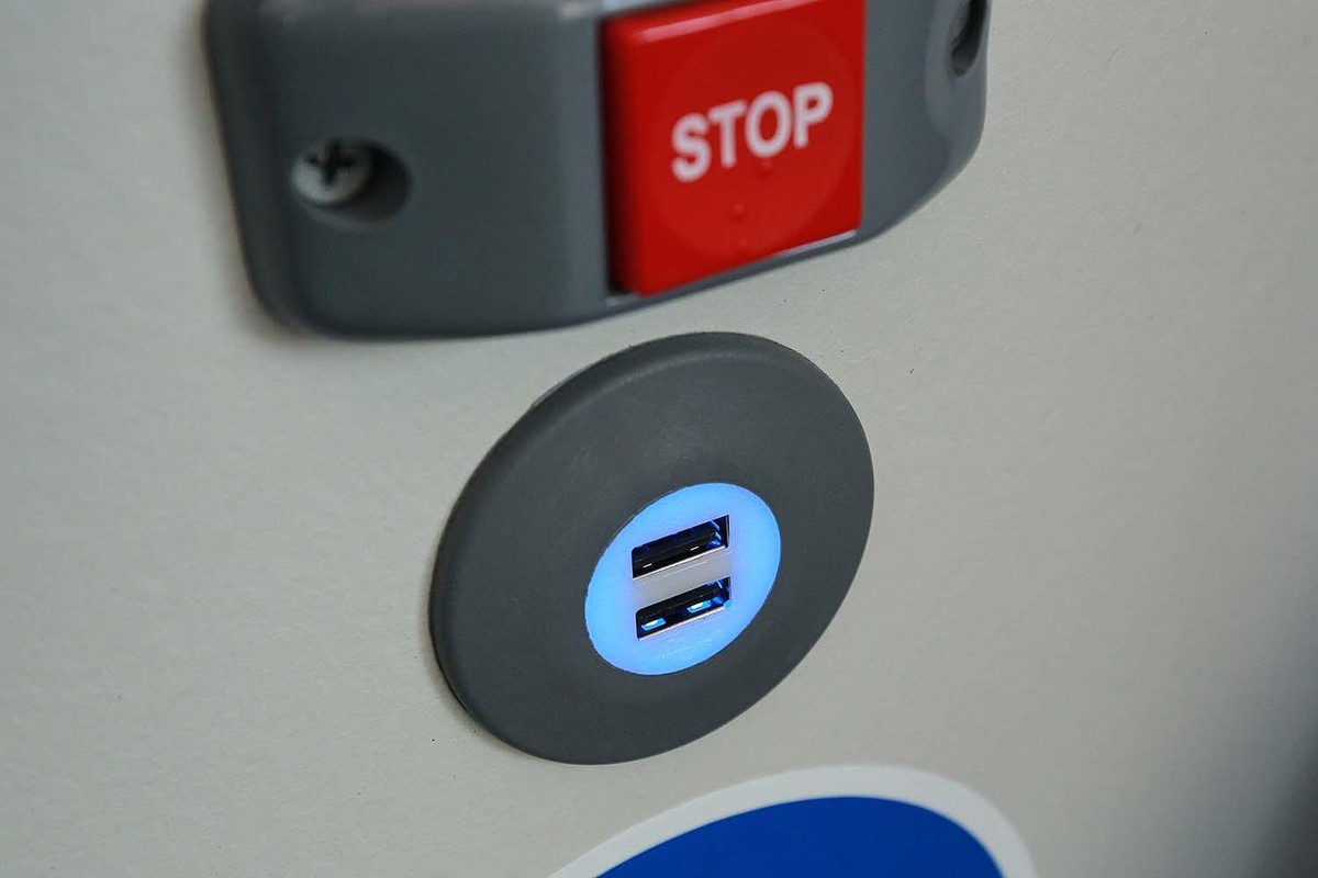 Cạnh hàng ghế có 2 cổng USB, khách đi xe có thể dễ dàng sử dụng để sạc pin cho điện thoại