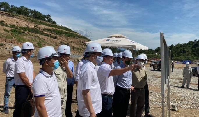 Đại diện doanh nghiệp dự án báo cáo Thứ trưởng Lê Anh Tuấn tình hình thi công cao tốc Cam Lâm - Vĩnh Hảo tại chuyến kiểm tra hiện trường dự án vào giữa tháng 10/2021 Đại diện doanh nghiệp dự án báo cáo Thứ trưởng Lê Anh Tuấn tình hình thi công cao tốc Cam Lâm - Vĩnh Hảo tại chuyến kiểm tra hiện trường dự án vào giữa tháng 10/2021