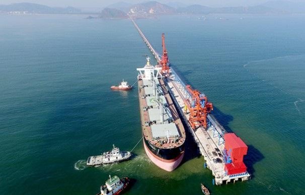 Một trong những nội dung trọng tâm của Đề án là phát triển kết cấu hạ tầng các khu công nghiệp đồng bộ, hiện đại gắn liền với xây dựng và khai thác có hiệu quả cảng biển Cửa Lò, Đông Hồi. Một trong những nội dung trọng tâm của Đề án là phát triển kết cấu hạ tầng các khu công nghiệp đồng bộ, hiện đại gắn liền với xây dựng và khai thác có hiệu quả cảng biển Cửa Lò, Đông Hồi.