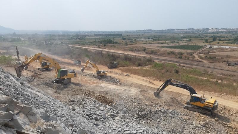 Thi công cao tốc Bắc - Nam phía Đông giai đoạn 2017 - 2020, đoạn Vĩnh Hảo - Phan Thiết (Ảnh: Đào Trang). Thi công cao tốc Bắc - Nam phía Đông giai đoạn 2017 - 2020, đoạn Vĩnh Hảo - Phan Thiết (Ảnh: Đào Trang).