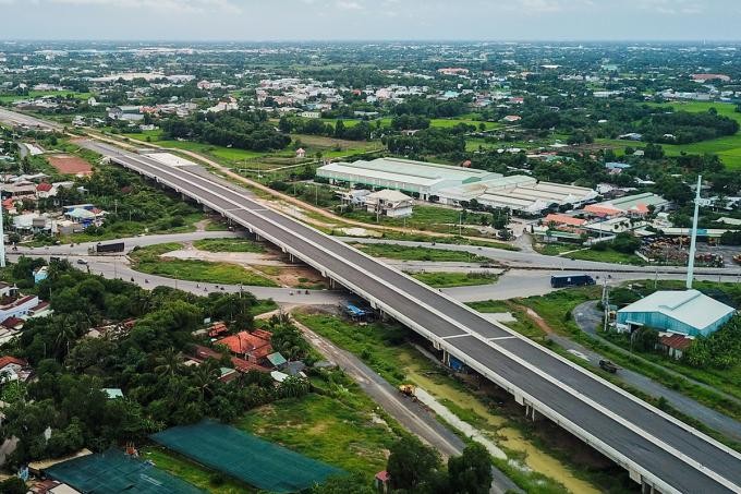 Một đoạn cao tốc Bến Lức - Long Thành qua huyện Nhà Bè thi công dở dang. Một đoạn cao tốc Bến Lức - Long Thành qua huyện Nhà Bè thi công dở dang.