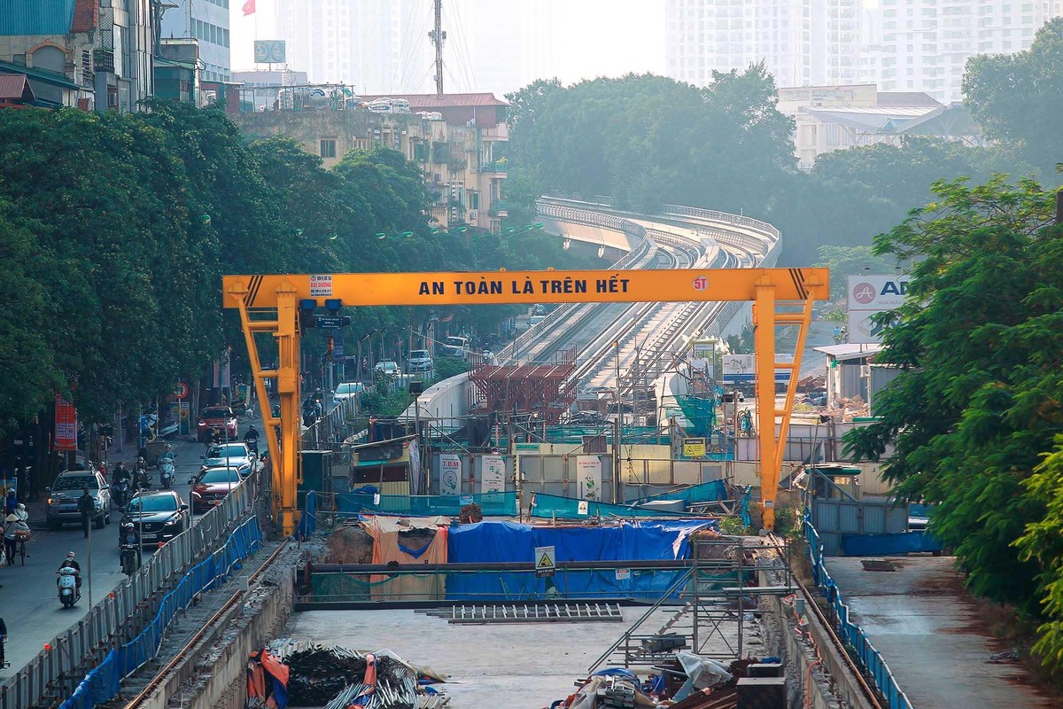 Trái với đoạn tuyến trên cao, công trường dự án phần đi ngầm hiện đang phải dừng thi công do nhiều yếu tố khách quan