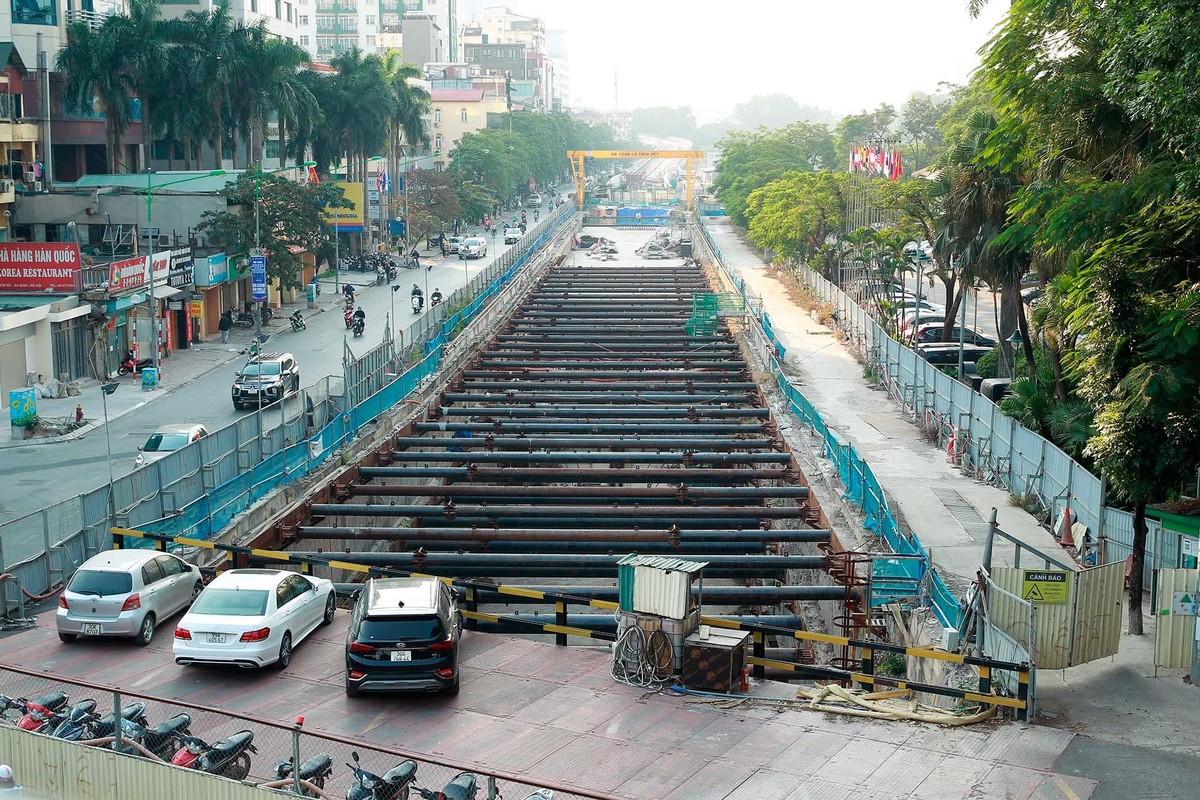 Hình ảnh đường sắt Nhổn - ga Hà Nội đoạn bắt đầu đi ngầm trên đường Kim Mã. Hiện nhà thầu đangtổ chức đào hở phần đường dẫn xuống ga ngầm