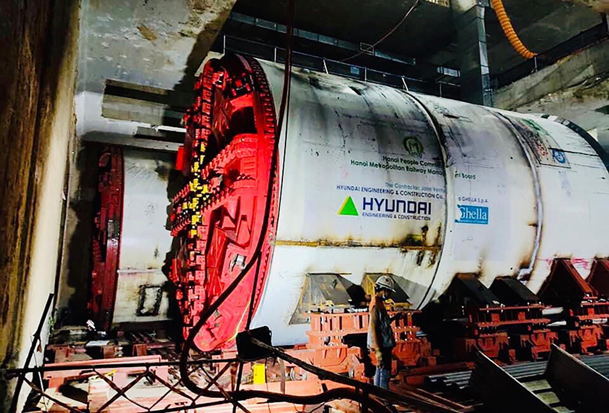 Nhà thầu chính của gói thầu CP03 là Liên danh Huyndai - Ghella. Nhà thầu phụ FECON là đơn vị tham gia lắp ráp và vận hành robot đào hầm TBM. Bộ đôi máy TBM được thiết kế riêng cho dự án tuyến đường sắt đô thị số 3, đoạn Nhổn - Ga Hà Nội và được đặt tên là Thần tốc và Táo bạo. Máy TBM được sản xuất bởi hãng Herrenkecht (CHLB Đức), có chiều dài hơn 100m, nặng khoảng 850 tấn.