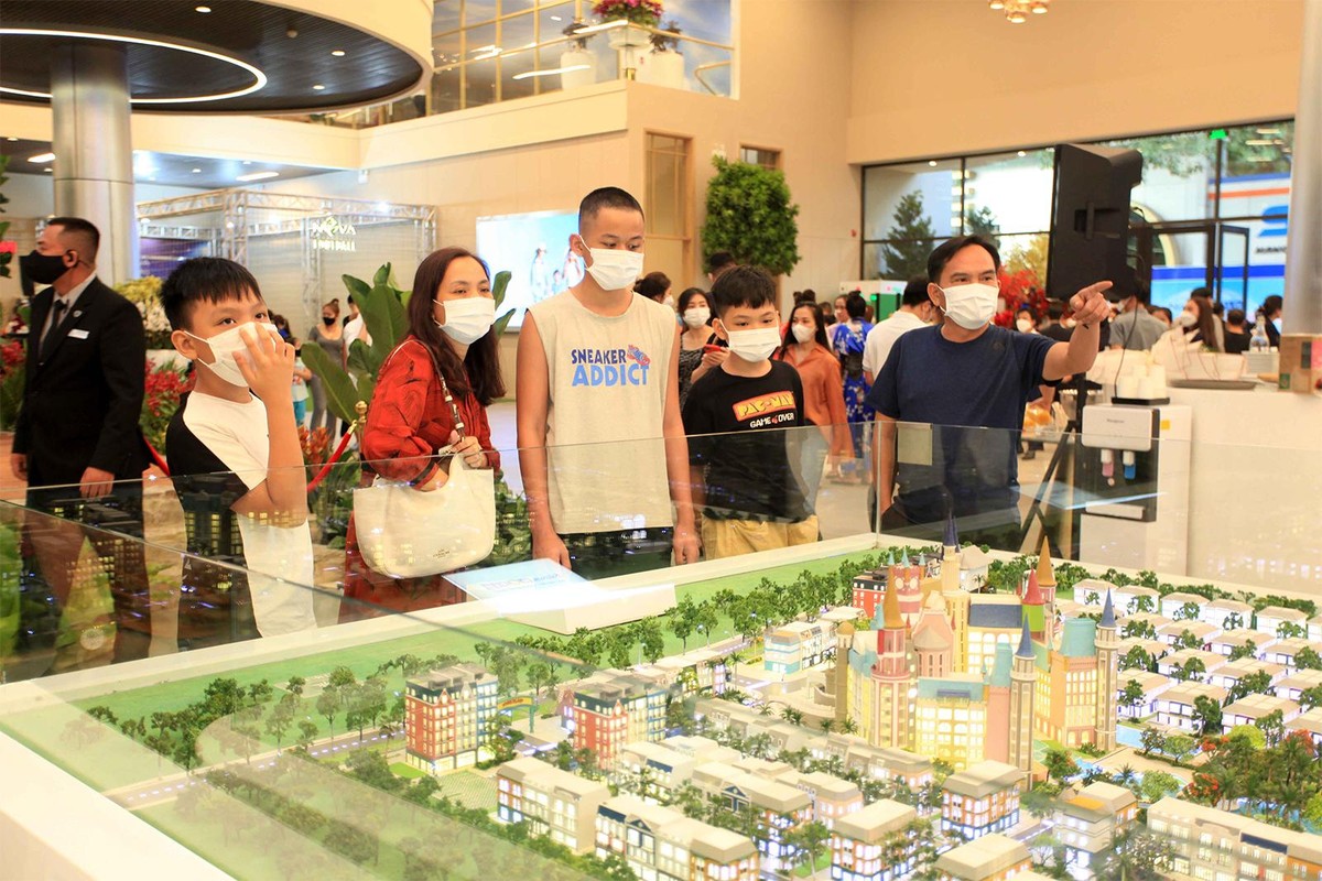 Nhiều gia đình chấp nhận đi xa hơn để có không gian sống tốt với giá mềm hơn. Ảnh: Lê Toàn Nhiều gia đình chấp nhận đi xa hơn để có không gian sống tốt với giá mềm hơn. Ảnh: Lê Toàn