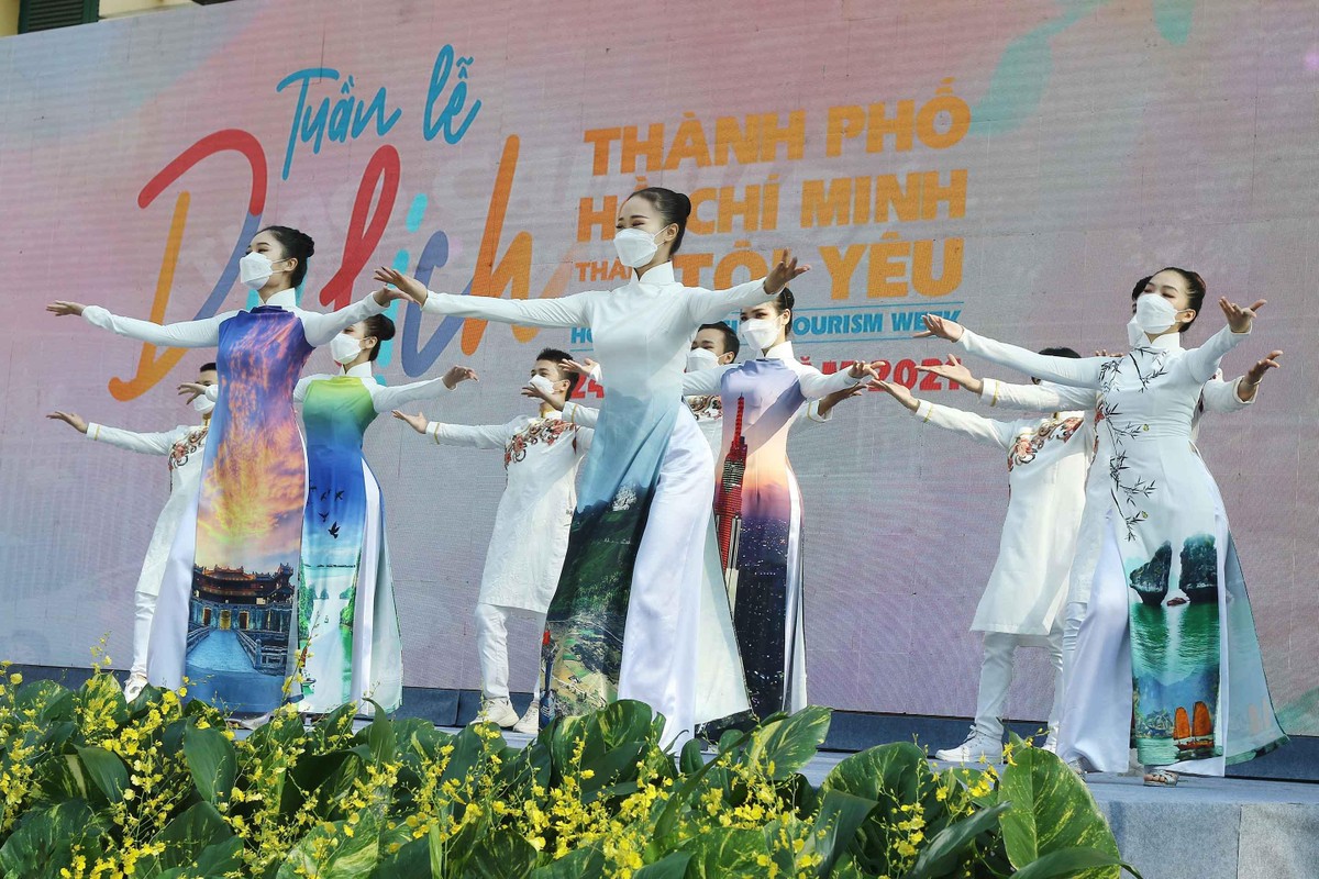 Tuần lễ du lịch có nhiều chương trình hoạt động như: biểu diễn Patin nghệ thuật kết hợp con quay Yoyo, biểu diễn vĩ cầm, nhảy múa cộng đồng và nhảy cổ vũ, biểu diễn nghệ thuật đường phố - Hip Hop kết hợp rap Việt, biểu diễn bartender… Tuần lễ du lịch có nhiều chương trình hoạt động như: biểu diễn Patin nghệ thuật kết hợp con quay Yoyo, biểu diễn vĩ cầm, nhảy múa cộng đồng và nhảy cổ vũ, biểu diễn nghệ thuật đường phố - Hip Hop kết hợp rap Việt, biểu diễn bartender…