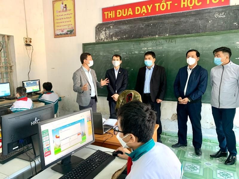 Phó tổng biên tập Báo Đầu tư thăm quan phòng máy vi tính được đưa vào sử dụng tại trường Tiểu học, Trung học cơ sở Thái An.