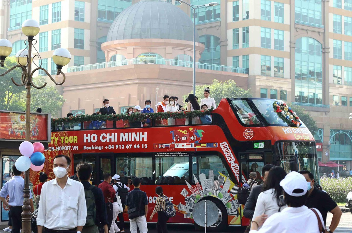Trong tuần lễ này, tại các quận huyện và Thành phố Thủ Đức cũng sẽ có nhiều hoạt động phụ trợ hưởng ứng. Điển hình là tổ chức không gian giới thiệu hình ảnh và thông tin chi tiết về các điểm đến du lịch đặc trưng của Thành phố Thủ Đức và các quận huyện, các chương trình biểu diễn nghệ thuật đường phố (Street Show), diễu hành bằng xe buýt hai tầng (Hop on – Hop off) Trong tuần lễ này, tại các quận huyện và Thành phố Thủ Đức cũng sẽ có nhiều hoạt động phụ trợ hưởng ứng. Điển hình là tổ chức không gian giới thiệu hình ảnh và thông tin chi tiết về các điểm đến du lịch đặc trưng của Thành phố Thủ Đức và các quận huyện, các chương trình biểu diễn nghệ thuật đường phố (Street Show), diễu hành bằng xe buýt hai tầng (Hop on – Hop off)