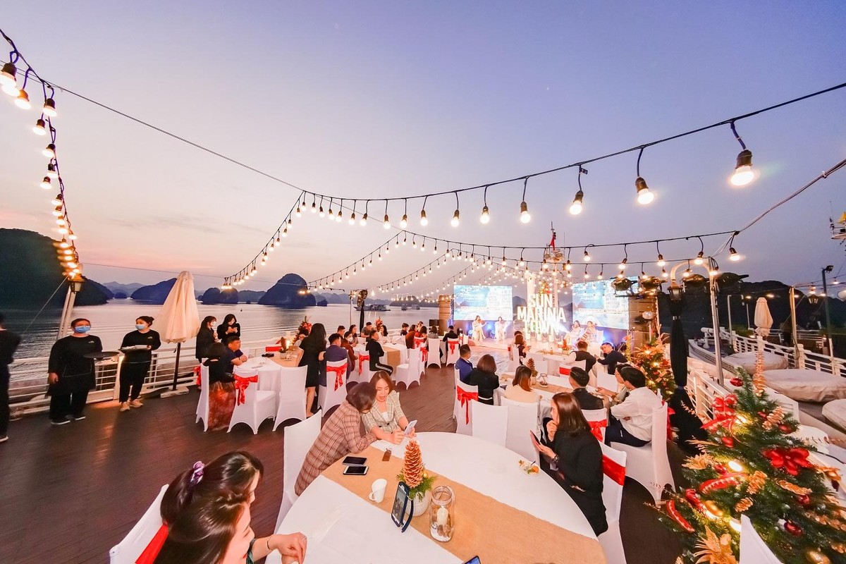 Thượng khách được chìm đắm trong không gian sang trọng, ngọt ngào của âm nhạc, gió đại dương và ánh sáng lung linh Thượng khách được chìm đắm trong không gian sang trọng, ngọt ngào của âm nhạc, gió đại dương và ánh sáng lung linh