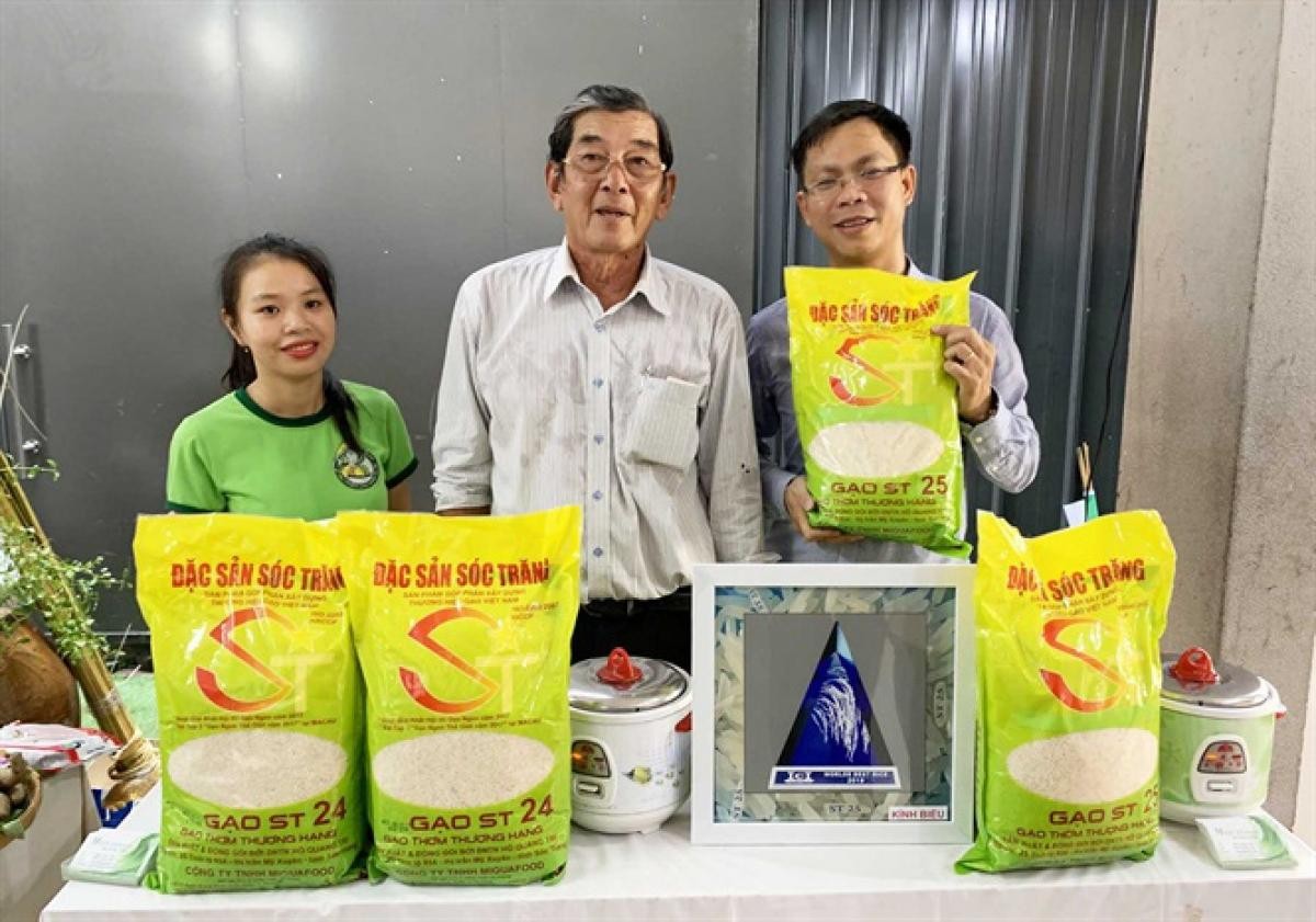 Ông Hồ Quang Cua (giữa) tại quầy trưng bày sản phẩm gạo ST24, ST25. (Ảnh: Vietnambiz) Ông Hồ Quang Cua (giữa) tại quầy trưng bày sản phẩm gạo ST24, ST25. (Ảnh: Vietnambiz)