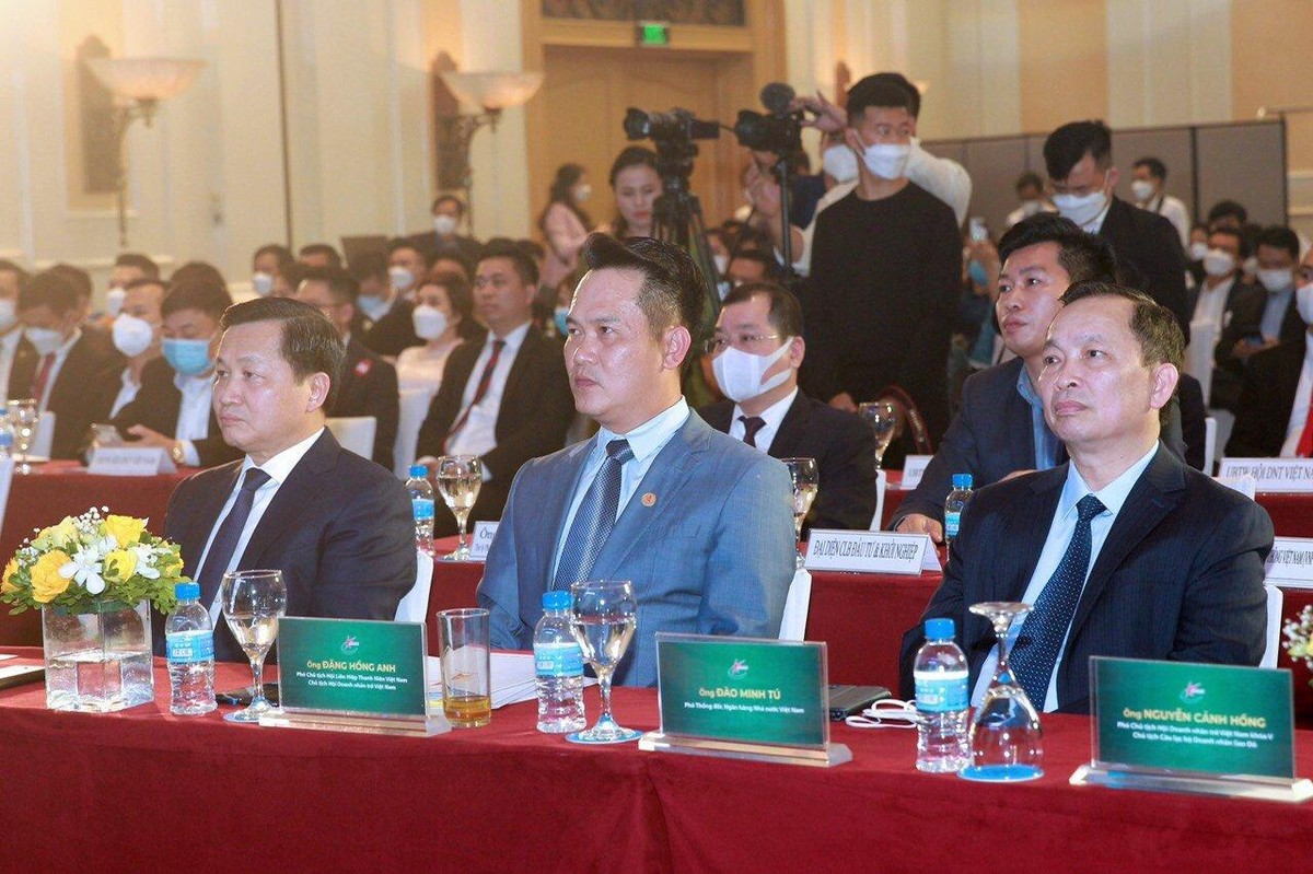 Ông Đặng Hồng Anh, Chủ tịch Hội Doanh nhân trẻ Việt Nam (ngồi giữa). Ông Đặng Hồng Anh, Chủ tịch Hội Doanh nhân trẻ Việt Nam (ngồi giữa).