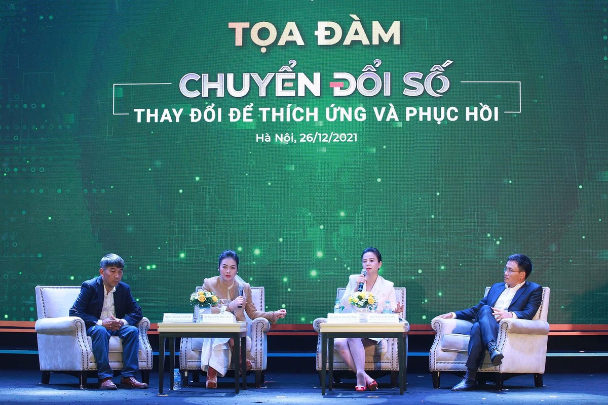 Từ trái sáng phải: Ông Nguyễn Francis Tuấn Anh, bà Nguyễn Thy Nga, bà Đào Lan Hương và ông Trần Anh Vương. Từ trái sáng phải: Ông Nguyễn Francis Tuấn Anh, bà Nguyễn Thy Nga, bà Đào Lan Hương và ông Trần Anh Vương.