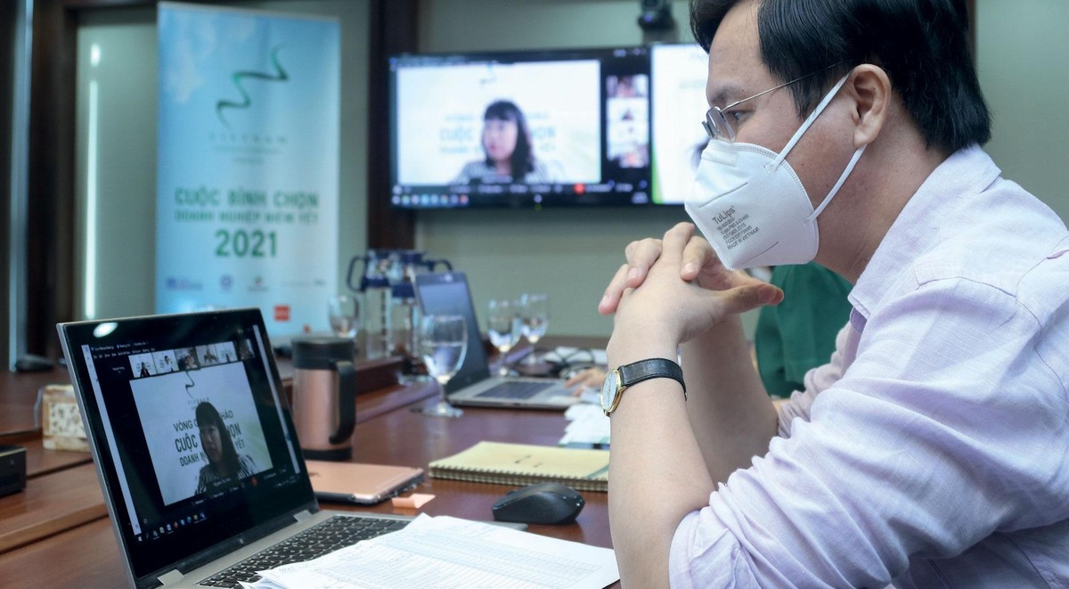 Ông Nguyễn Văn Hồng, Phó tổng biên tập Báo Đầu tư đang theo dõi các doanh nghiệp niêm yết tiêu biểu lọt vào tốp đầu