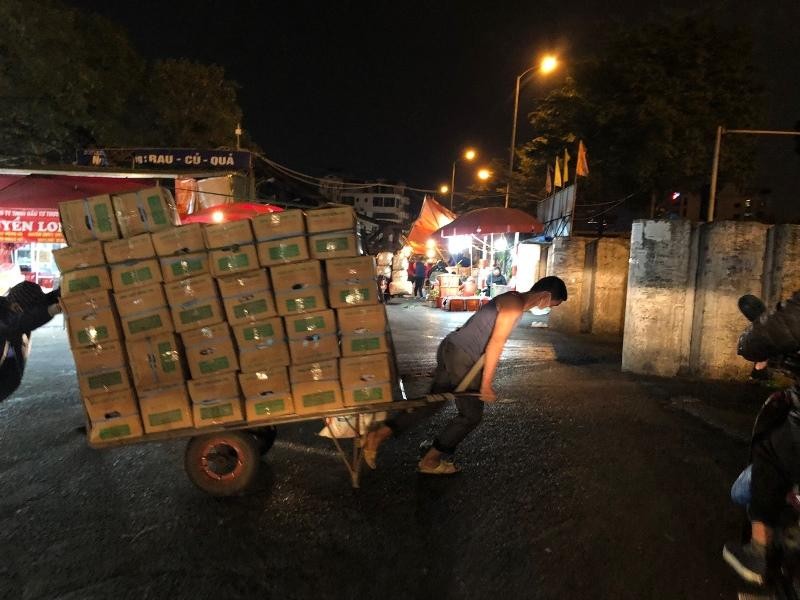 Người lao động tự do tại chợ đầu mối Long Biên Người lao động tự do tại chợ đầu mối Long Biên