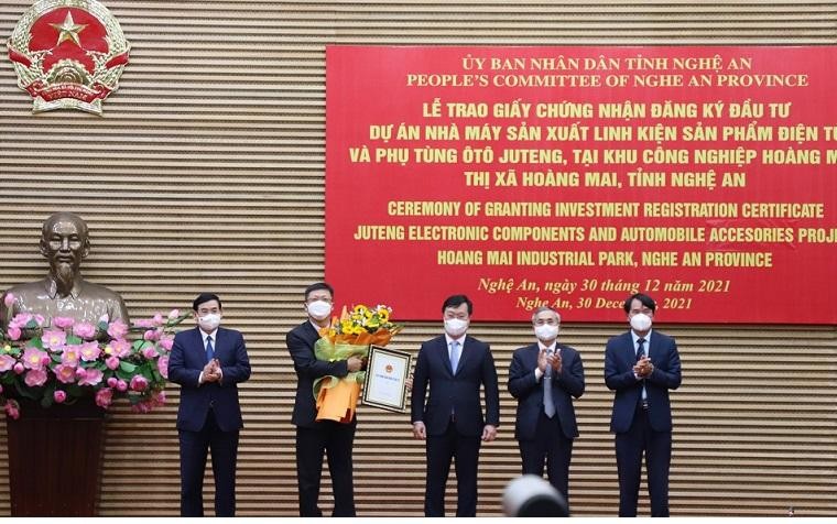 Chủ tịch UBND tỉnh Nghệ An Nguyễn Đức Trung (ở giữa) trao Giấy chứng nhận đăng ký đầu tư cho đại diện Tập đoàn Ju Teng Chủ tịch UBND tỉnh Nghệ An Nguyễn Đức Trung (ở giữa) trao Giấy chứng nhận đăng ký đầu tư cho đại diện Tập đoàn Ju Teng