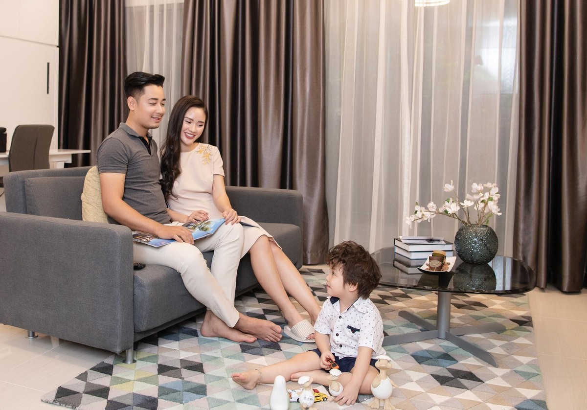 Với lãi vay ưu đãi từ ngân hàng cùng chương trình kích cầu của chủ đầu tư hiện tại, một gia đình trẻ có thu nhập ổn định từ 25-30 triệu đồng/tháng có thể sở hữu nhà. Ảnh: Dũng Minh Với lãi vay ưu đãi từ ngân hàng cùng chương trình kích cầu của chủ đầu tư hiện tại, một gia đình trẻ có thu nhập ổn định từ 25-30 triệu đồng/tháng có thể sở hữu nhà. Ảnh: Dũng Minh