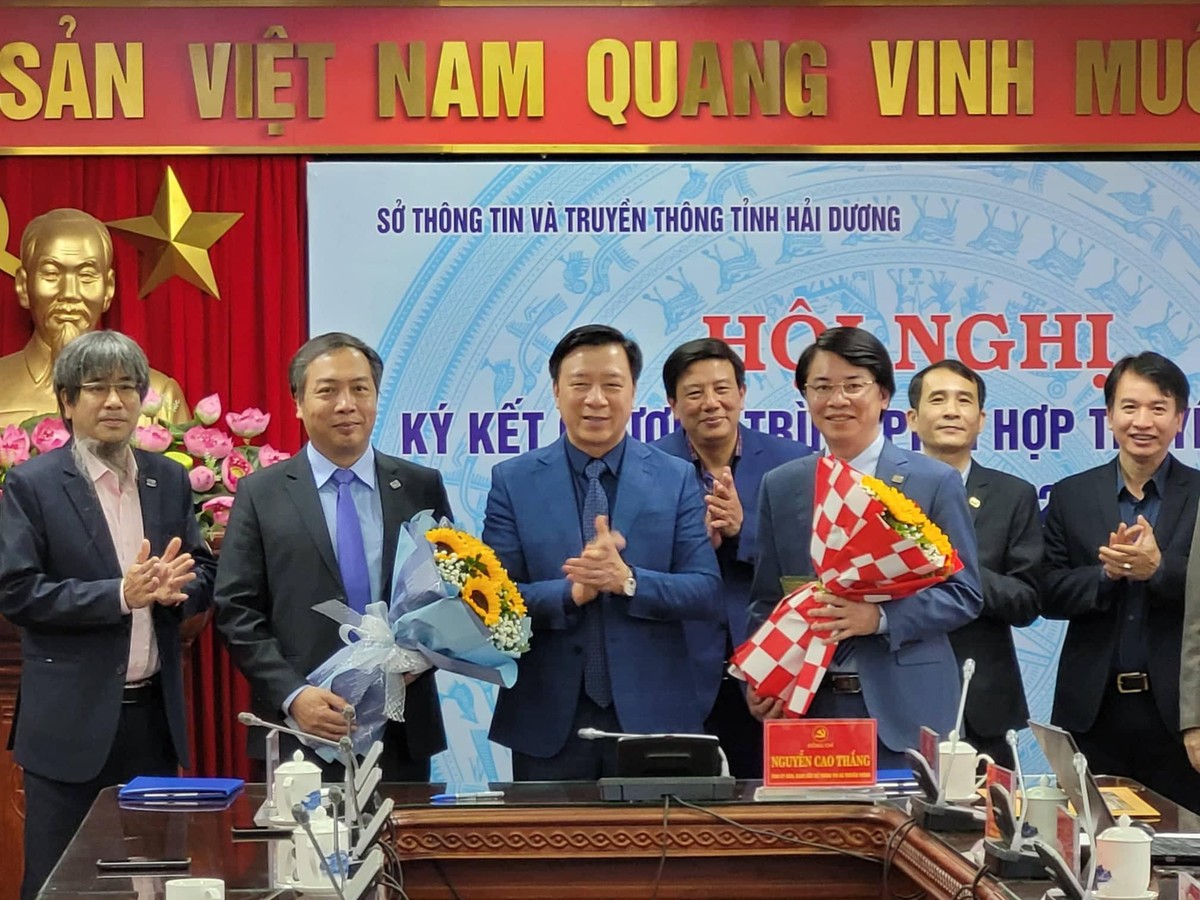 Ông Phạm Xuân Thăng, Bí thư Tỉnh ủy Hải Dương trao tặng hoa chúc mừng thành công của sự kiện ý nghĩa này. Ảnh: Thanh Sơn. Ông Phạm Xuân Thăng, Bí thư Tỉnh ủy Hải Dương trao tặng hoa chúc mừng thành công của sự kiện ý nghĩa này. Ảnh: Thanh Sơn.